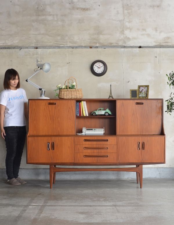 G-PLAN(Gプラン)　アンティーク家具　スカンジナビアンなヴィンテージ家具、Gプランのリビングサイドボード。脚があるので軽やかな印象です。(x-700-f)