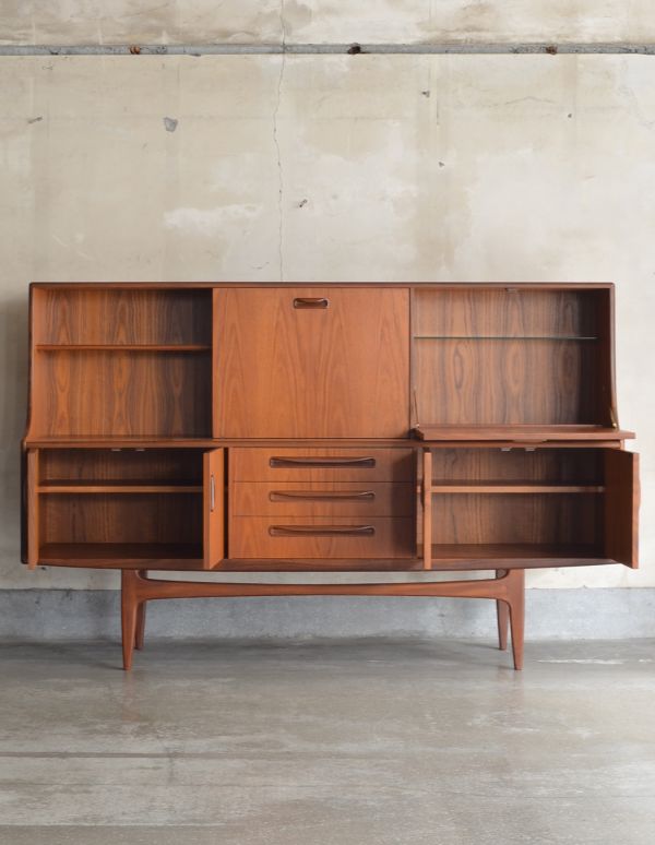 G-PLAN(Gプラン)　アンティーク家具　スカンジナビアンなヴィンテージ家具、Gプランのリビングサイドボード。扉の奥はたっぷり収納。(x-700-f)