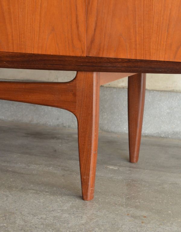 G-PLAN(Gプラン)　アンティーク家具　スカンジナビアンなヴィンテージ家具、Gプランのリビングサイドボード。脚はすっきりしたデザインです。(x-700-f)