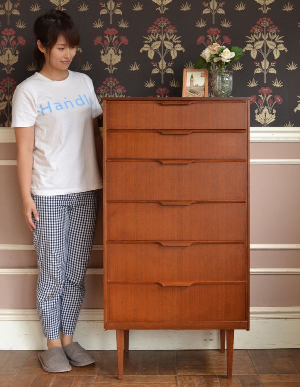 アンティークのチェスト アンティーク家具 Austin Suite社のコンパクトなヴィンテージ家具、シンプルモダンなハイチェスト。スラっとしたデザインで場所を選ばないので、お部屋の空いたスペースに置いてみて下さい。(x-706-f)