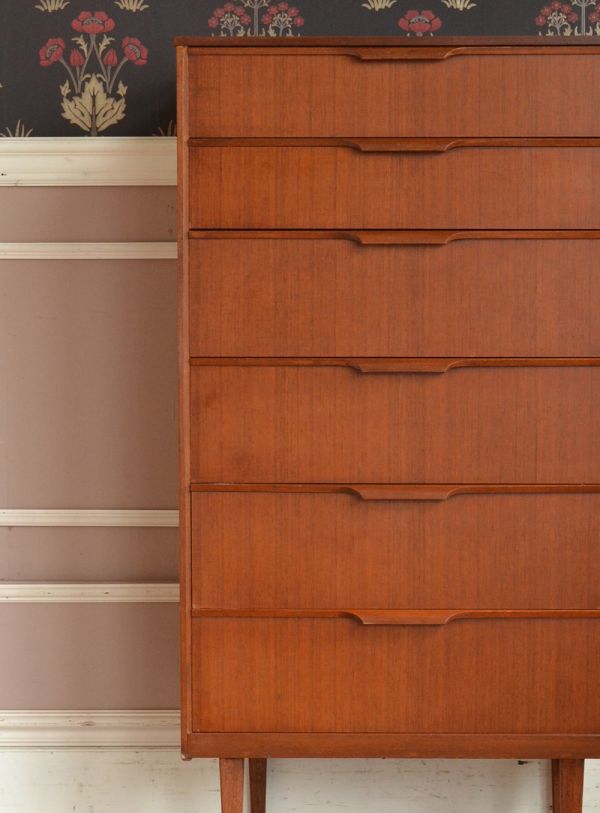 アンティークのチェスト アンティーク家具 Austin Suite社のコンパクトなヴィンテージ家具、シンプルモダンなハイチェスト。大きな引き出しにはたっぷり小物が入ります。(x-706-f)