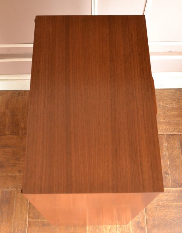 アンティークのチェスト アンティーク家具 Austin Suite社のコンパクトなヴィンテージ家具、シンプルモダンなハイチェスト。天板もキレイに塗装を仕上げました。(x-706-f)