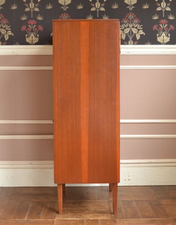 アンティークのチェスト アンティーク家具 Austin Suite社のコンパクトなヴィンテージ家具、シンプルモダンなハイチェスト。サイドから見るとスッキリシンプル。(x-706-f)