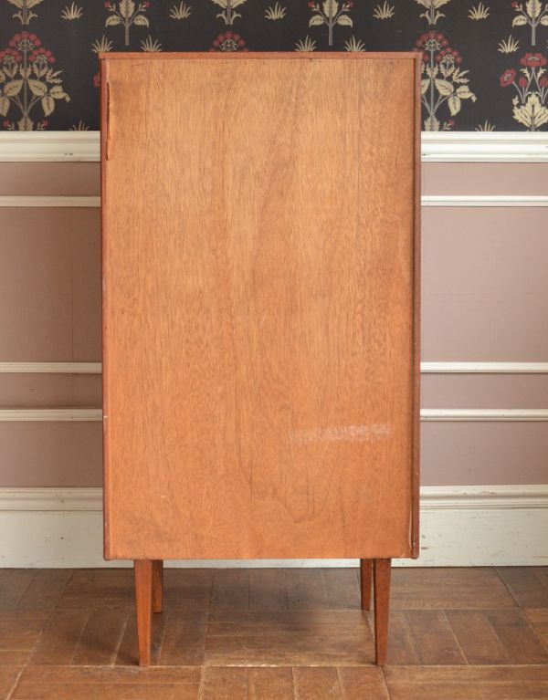 アンティークのチェスト アンティーク家具 Austin Suite社のコンパクトなヴィンテージ家具、シンプルモダンなハイチェスト。キチンとメンテナンスしてあるので、裏側もキレイです。(x-706-f)