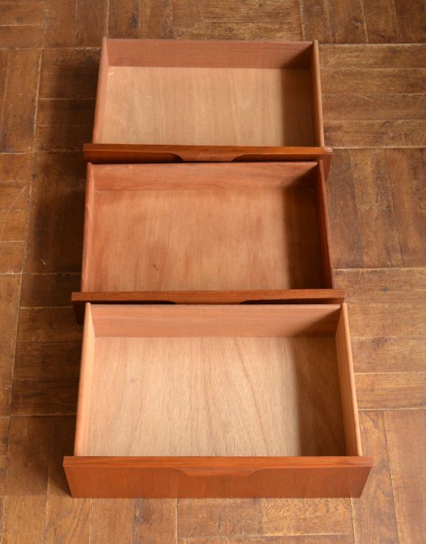 アンティークのチェスト アンティーク家具 Austin Suite社のコンパクトなヴィンテージ家具、シンプルモダンなハイチェスト。引き出しは全部で6杯あります。(x-706-f)