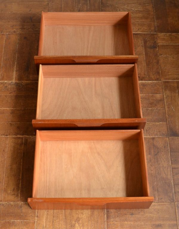 アンティークのチェスト アンティーク家具 Austin Suite社のコンパクトなヴィンテージ家具、シンプルモダンなハイチェスト。きちんと隅々まで修復してあるので、実用的になんでも入れて頂けます。(x-706-f)