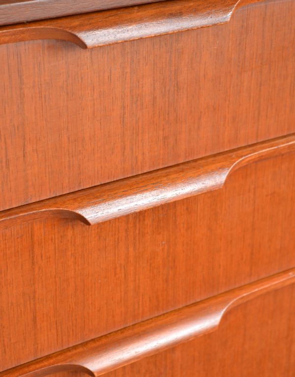 アンティークのチェスト アンティーク家具 Austin Suite社のコンパクトなヴィンテージ家具、シンプルモダンなハイチェスト。シンプルでカッコいい取っ手。(x-706-f)