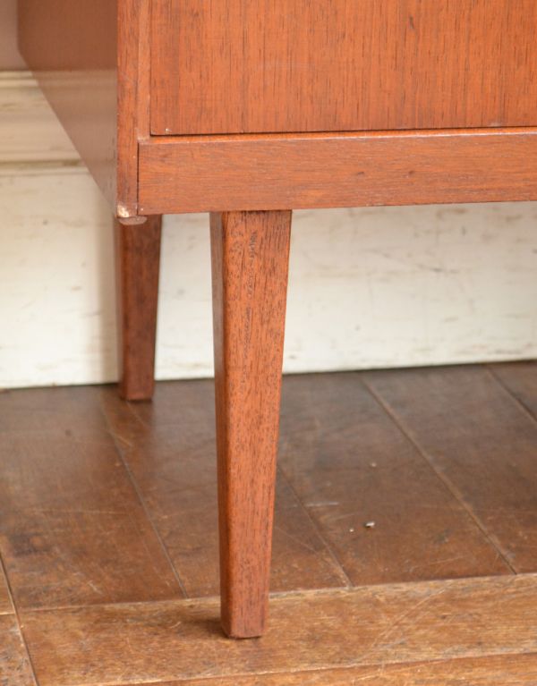 アンティークのチェスト アンティーク家具 Austin Suite社のコンパクトなヴィンテージ家具、シンプルモダンなハイチェスト。脚はすっきりしたデザインです。(x-706-f)