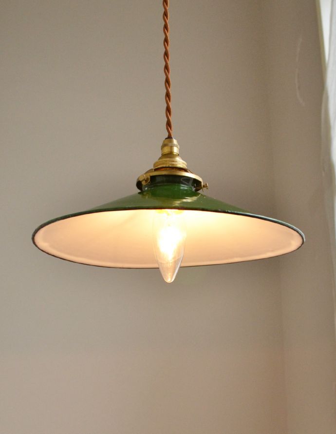 ペンダントライト　照明・ライティング　北欧テイストのシェード、アンティークホウロウ製のペンダントライト（グリーン）（コード・シャンデリア電球・ギャラリーA付き）。電気をつけるとこんな感じ。(x-711-z)