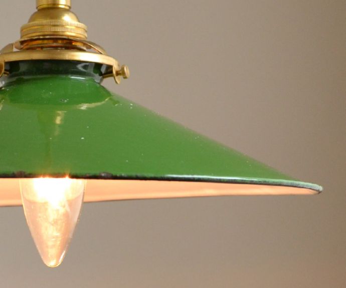 ペンダントライト　照明・ライティング　北欧テイストのシェード、アンティークホウロウ製のペンダントライト（グリーン）（コード・シャンデリア電球・ギャラリーA付き）。どこかレトロな雰囲気を感じさせるホウロウ製のペンダントシェード。(x-711-z)