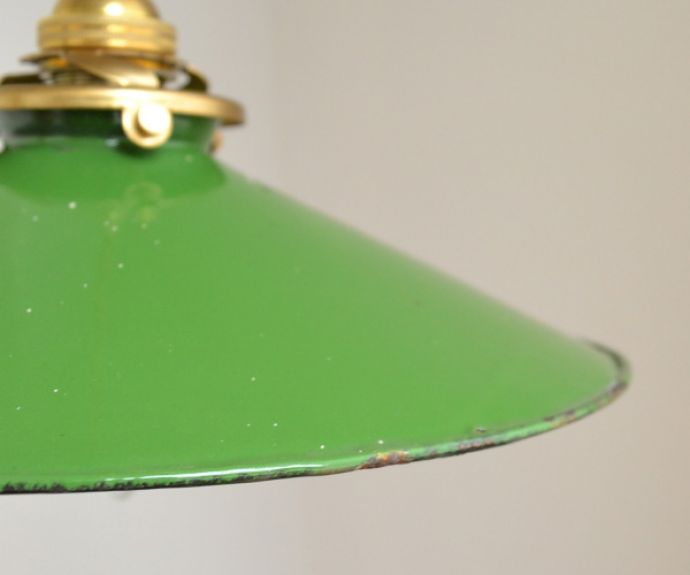 ペンダントライト　照明・ライティング　北欧テイストのシェード、アンティークホウロウ製のペンダントライト（グリーン）（コード・シャンデリア電球・ギャラリーA付き）。シェードは、アンティークのため、色むらがあったり、キズ、汚れが入っている場合もあります。(x-711-z)