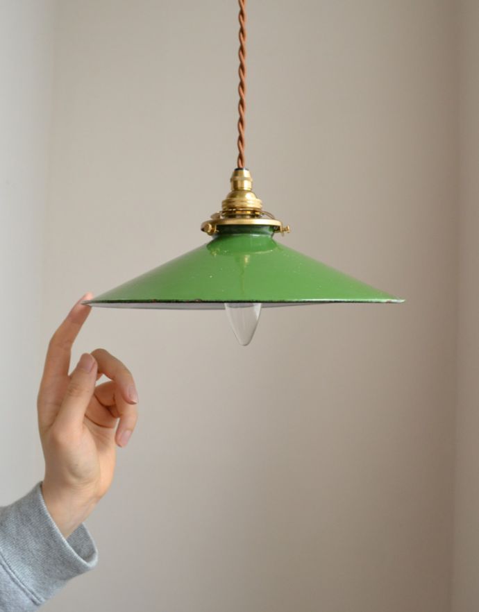 ペンダントライト　照明・ライティング　北欧テイストのシェード、アンティークホウロウ製のペンダントライト（グリーン）（コード・シャンデリア電球・ギャラリーA付き）。アンティーク独特の持つ温かい雰囲気を楽しんでください。(x-711-z)