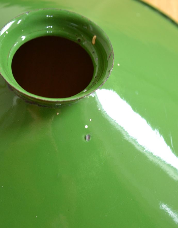 ペンダントライト　照明・ライティング　北欧テイストのシェード、アンティークホウロウ製のペンダントライト（グリーン）（コード・シャンデリア電球・ギャラリーA付き）。アンティークは新品ではないので、経年変化によるキズはありますが、専門の職人によって目立たないようにキレイにお直しをしています。(x-711-z)