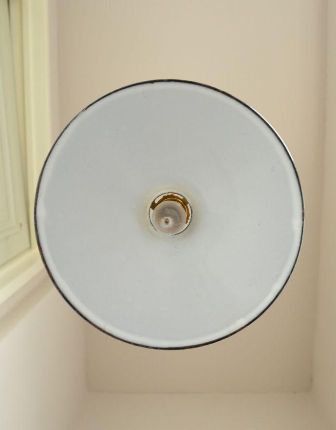 ペンダントライト　照明・ライティング　北欧テイストのシェード、アンティークホウロウ製のペンダントライト（グリーン）（コード・シャンデリア電球・ギャラリーA付き）。内側はホワイトカラーです。(x-711-z)