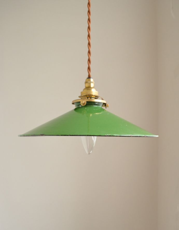 ペンダントライト　照明・ライティング　北欧テイストのシェード、アンティークホウロウ製のペンダントライト（グリーン）（コード・シャンデリア電球・ギャラリーA付き）。【 シェードのサイズ 】直径24.5×高さ6cmコードは50、80cm以外にも、ご希望の長さで加工してお届けします。(x-711-z)