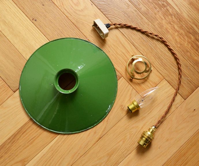 ペンダントライト　照明・ライティング　北欧テイストのシェード、アンティークホウロウ製のペンダントライト（グリーン）（コード・シャンデリア電球・ギャラリーA付き）。シェード、コード、ギャラリー、電球1個をセットでお届けするので、届いてすぐに取り付けられます。(x-711-z)