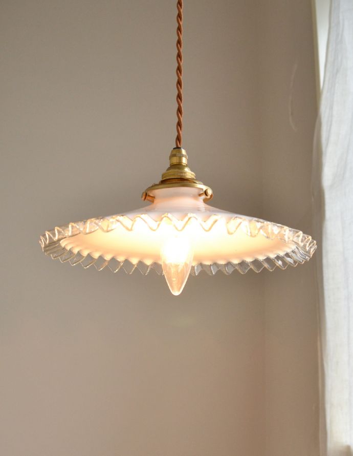 ペンダントライト　照明・ライティング　憧れのフレンチレース、ミルクガラスのペンダントライト（コード・シャンデリア電球・ギャラリーA付き）。。(x-714-z)