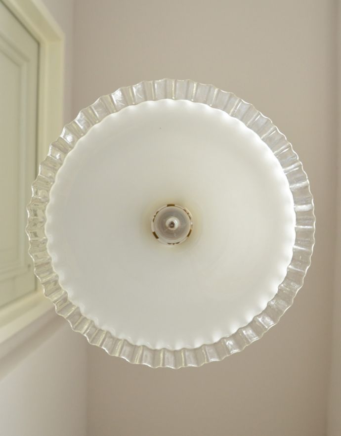 ペンダントライト　照明・ライティング　憧れのフレンチレース、ミルクガラスのペンダントライト（コード・シャンデリア電球・ギャラリーA付き）。。(x-714-z)