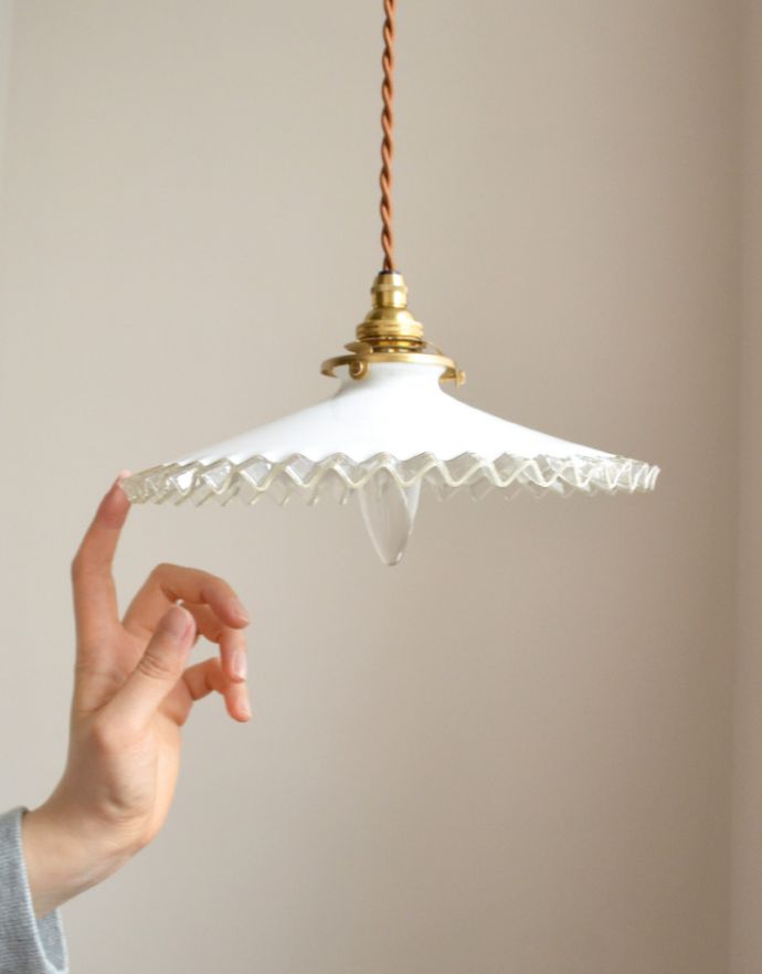 ペンダントライト　照明・ライティング　憧れのフレンチレース、ミルクガラスのペンダントライト（コード・シャンデリア電球・ギャラリーA付き）。。(x-714-z)