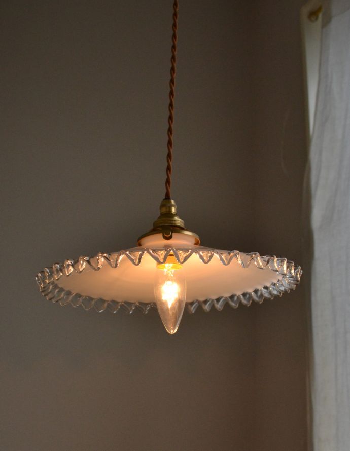 ペンダントライト　照明・ライティング　アンティークフランスシェード（縁どりがクリア）ペンダントライト（コード・シャンデリア電球・ギャラリーA付き）。。(x-715-z)