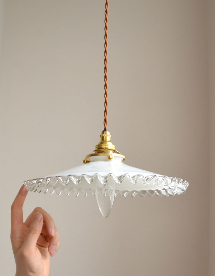 ペンダントライト　照明・ライティング　アンティークフランスシェード（縁どりがクリア）ペンダントライト（コード・シャンデリア電球・ギャラリーA付き）。。(x-715-z)