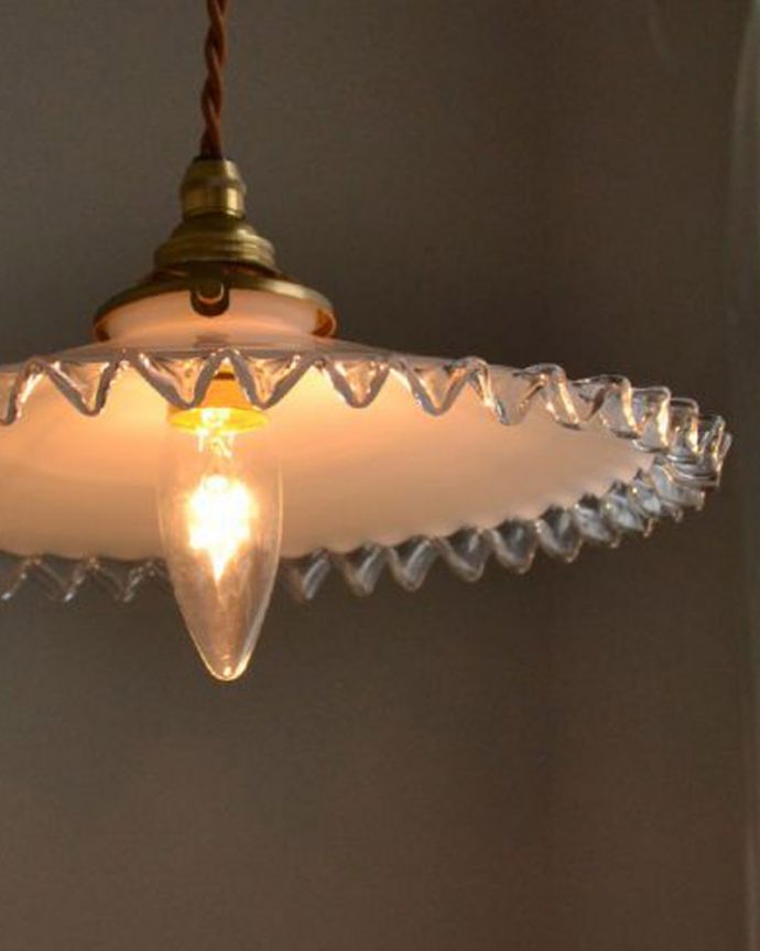 ペンダントライト　照明・ライティング　アンティークフランスシェード（縁どりがクリア）ペンダントライト（コード・シャンデリア電球・ギャラリーA付き）。。(x-715-z)