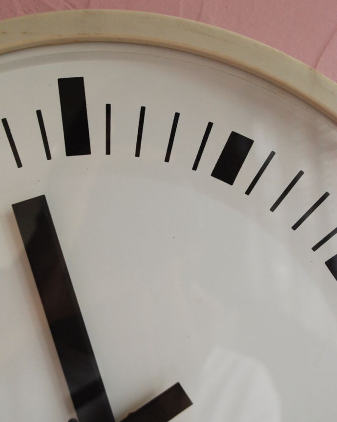 アンティーク その他の雑貨 アンティーク雑貨 Pragotron(パラゴトロン)社のインダストリアルなアンティーク壁掛け時計(ウォールクロック)。タイムスリップさせてくれる優しい文字盤アンティークの時計は、文字盤が何とも言えない優しい雰囲気。(x-722-z)