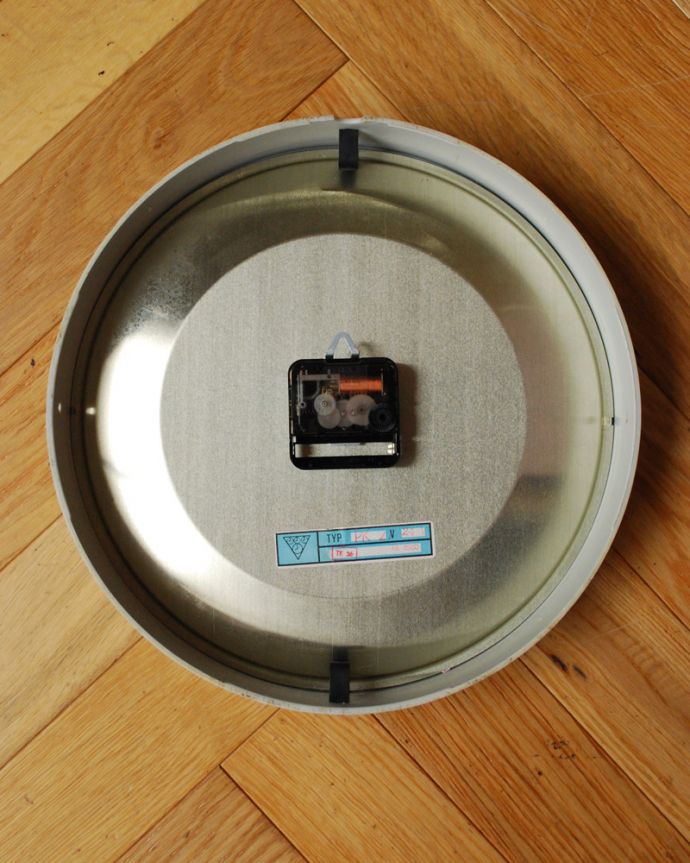 アンティーク その他の雑貨 アンティーク雑貨 Pragotron(パラゴトロン)社のインダストリアルなアンティーク壁掛け時計(ウォールクロック)。裏から見ると・・・クオーツは新しく交換しました。(x-722-z)