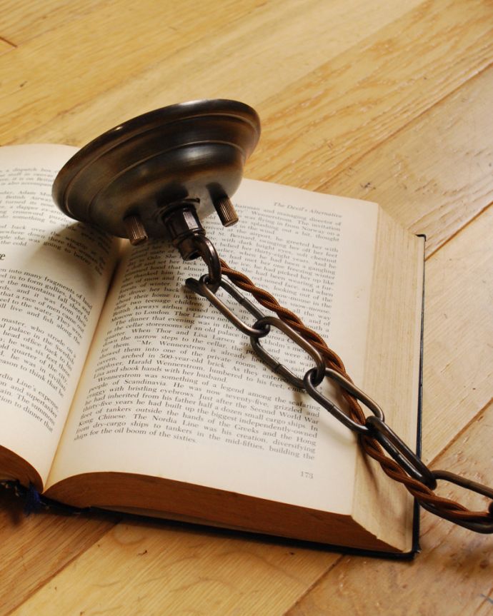 シャンデリア　照明・ライティング　ガラスコラムが付いたゴージャスな照明、フランスアンティークのシャンデリア（6灯）（Ｅ17シャンデリア球付）。引っ掛けタイプです自分でも取り付け出来る引っ掛けシーリング仕様で加工してあります。(x-726-z)