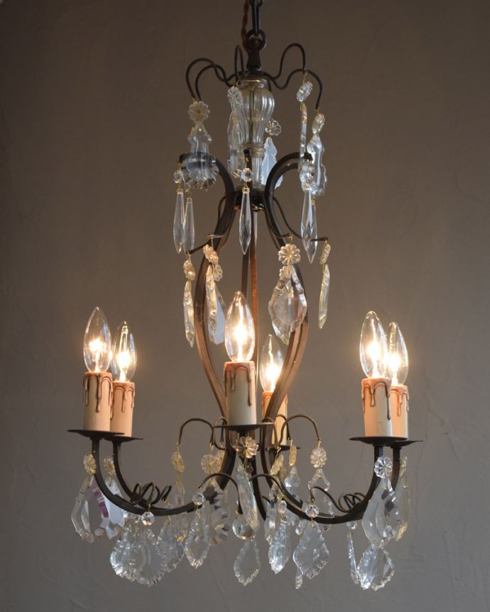 シャンデリア　照明・ライティング　ガラスコラムが付いたゴージャスな照明、フランスアンティークのシャンデリア（6灯）（Ｅ17シャンデリア球付）。夜が待ち遠しくなる灯り暗くなるのが楽しみになるシャンデリアの灯り。(x-726-z)