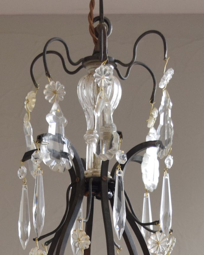 シャンデリア　照明・ライティング　ガラスコラムが付いたゴージャスな照明、フランスアンティークのシャンデリア（6灯）（Ｅ17シャンデリア球付）。しっかり選んできましたアンティークなので写真に映らない欠けやキズがありますが、キレイなものを選んできました。(x-726-z)