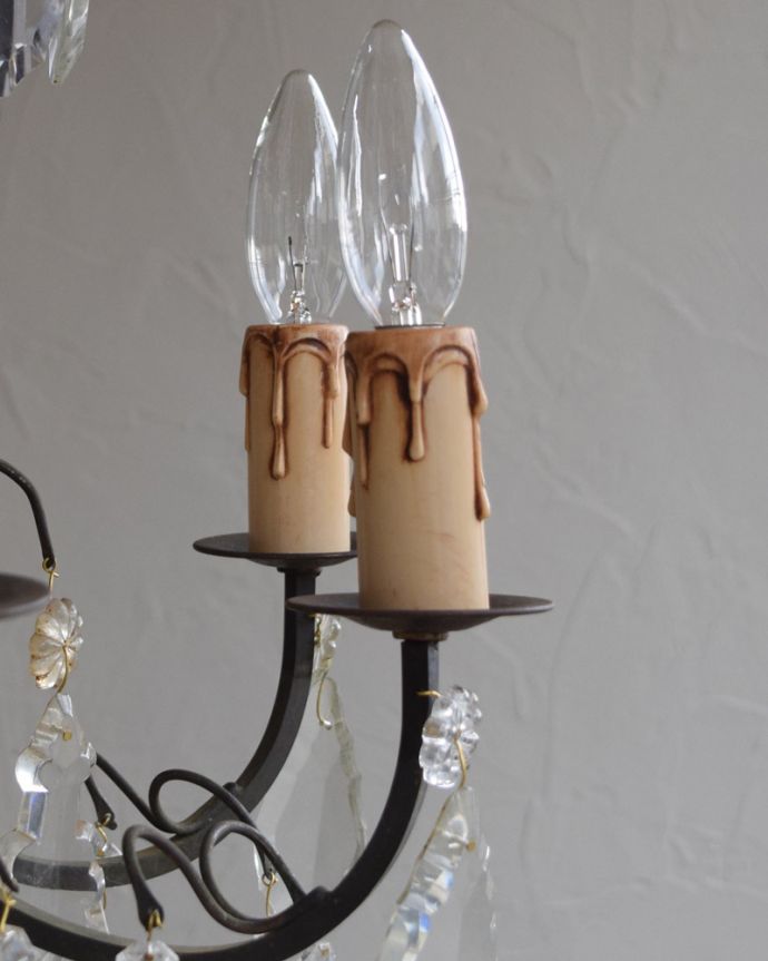 シャンデリア　照明・ライティング　ガラスコラムが付いたゴージャスな照明、フランスアンティークのシャンデリア（6灯）（Ｅ17シャンデリア球付）。LEDも使えます口金は100Wまで対応可能ですが、蝋管付きなので白熱球は40W以下がオススメです。(x-726-z)