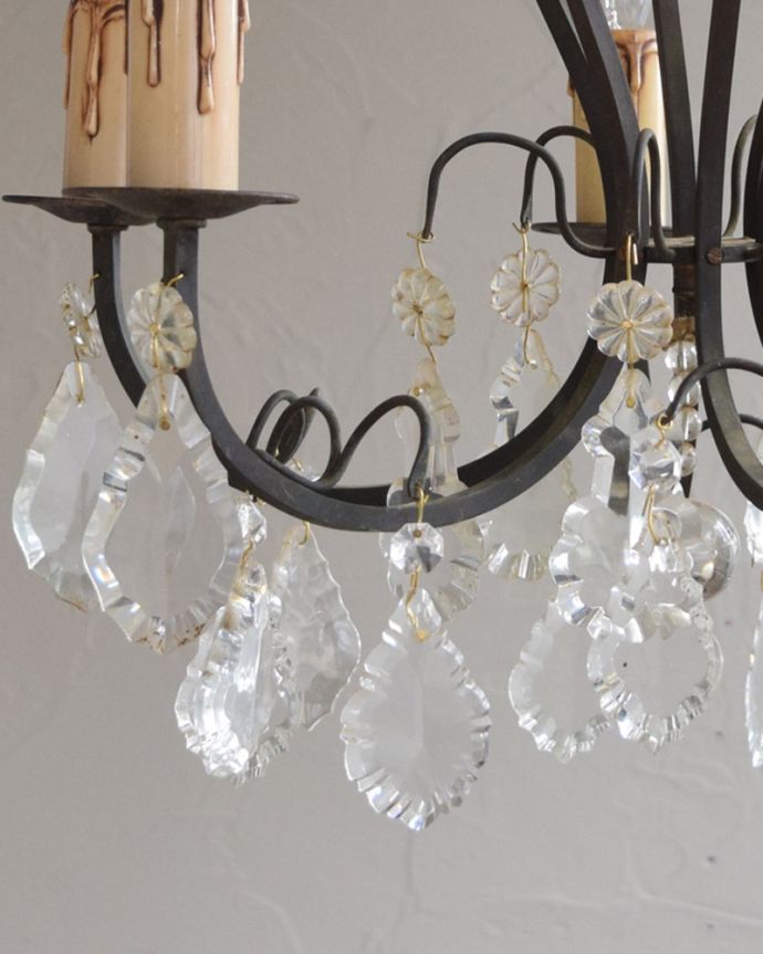 シャンデリア　照明・ライティング　ガラスコラムが付いたゴージャスな照明、フランスアンティークのシャンデリア（6灯）（Ｅ17シャンデリア球付）。アンティークだけが持つ特別感ガラスビーズが足りない場合もありますが、分からないようにキレイに仕上げてありますのでご了承下さい。(x-726-z)