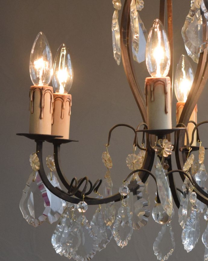 シャンデリア　照明・ライティング　ガラスコラムが付いたゴージャスな照明、フランスアンティークのシャンデリア（6灯）（Ｅ17シャンデリア球付）。アンティークだけが持つ魅力もともとはロウソクを置いて燭台として使っていたもの。(x-726-z)