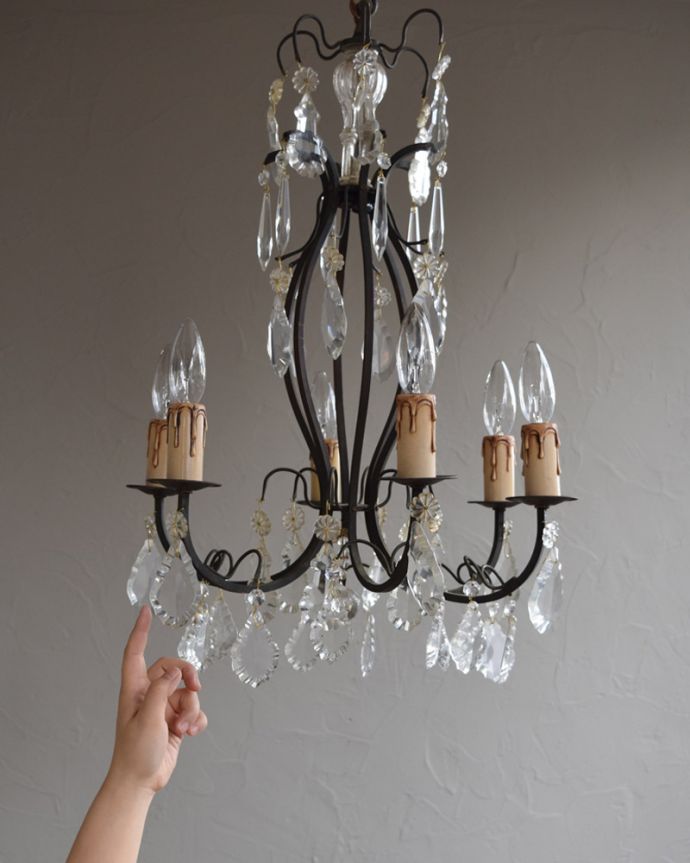 シャンデリア　照明・ライティング　ガラスコラムが付いたゴージャスな照明、フランスアンティークのシャンデリア（6灯）（Ｅ17シャンデリア球付）。毎日を特別な時間に変えてくれるアンティークのシャンデリアガラスビーズがたっぷり付いたフランスらしいデザインのシャンデリア。(x-726-z)