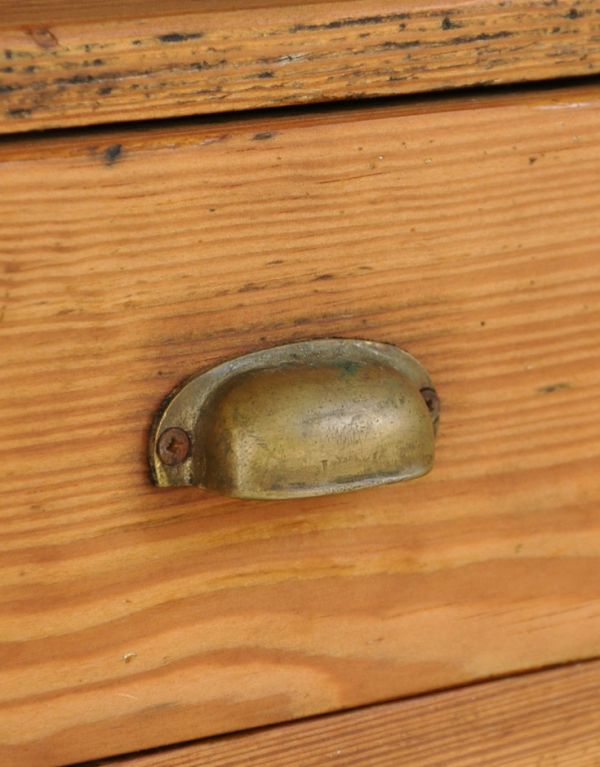アンティークのキャビネット アンティーク家具 フランスアンティーク家具(什器)、キレイな小さなショップカウンター。引き出しの取っ手もオシャレ!アンティークの風合いのあるハンドルです。(x-733-f)