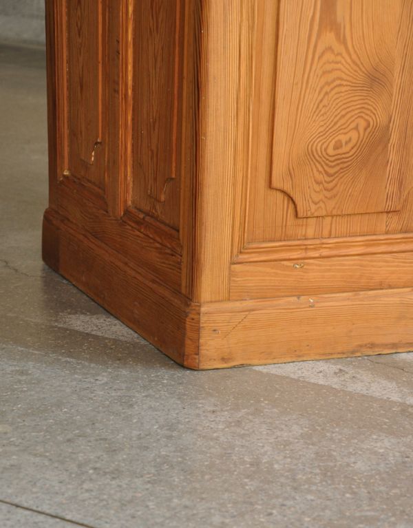 アンティークのキャビネット アンティーク家具 フランスアンティーク家具(什器)、キレイな小さなショップカウンター。しっかりキャビネットを支える安定感のある脚です。(x-733-f)