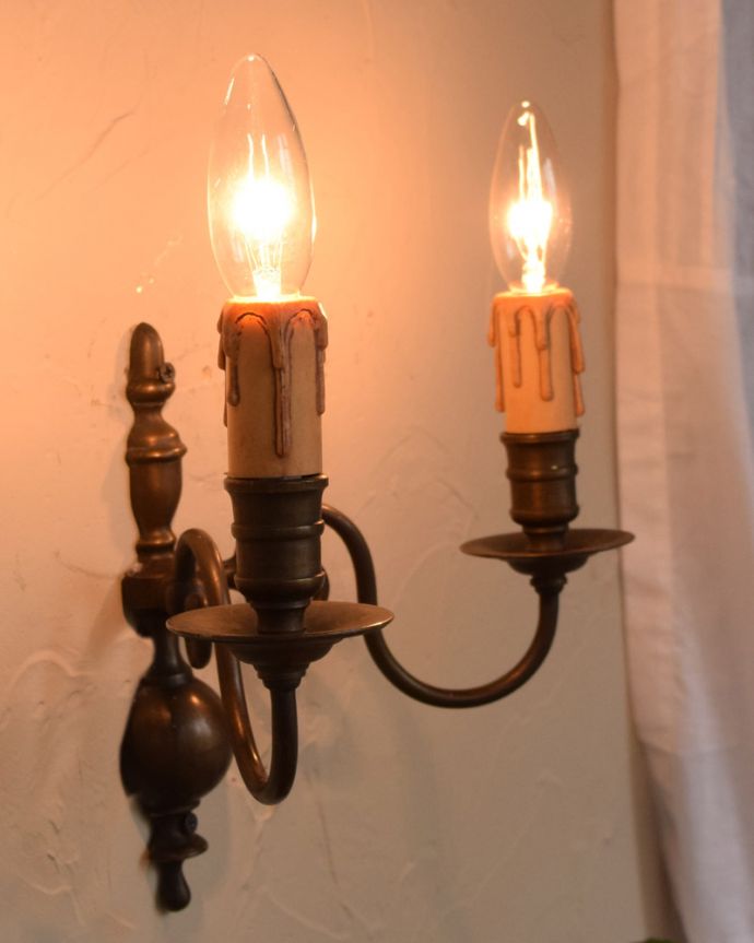 壁付けブラケット 照明・ライティング 2灯タイプのアンティークウォールブラケット(E17シャンデリア球付)。日本仕様で修復しましたHandleの照明はアンティーク専門の職人が時間をかけて、口金も配線も日本仕様の新しいものに修理しているので、新しい日本の照明器具と変わりません。(x-736-z)