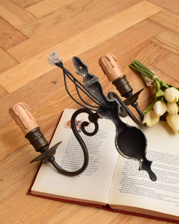 壁付けブラケット 照明・ライティング 2灯タイプのアンティークウォールブラケット(E17シャンデリア球付)。直結タイプでお届けします日本仕様で配線しました。(x-736-z)