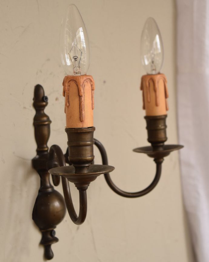 壁付けブラケット 照明・ライティング 2灯タイプのアンティークウォールブラケット(E17シャンデリア球付)。横から見ると・・・壁を彩るシャンデリアは横から見てもステキです。(x-736-z)
