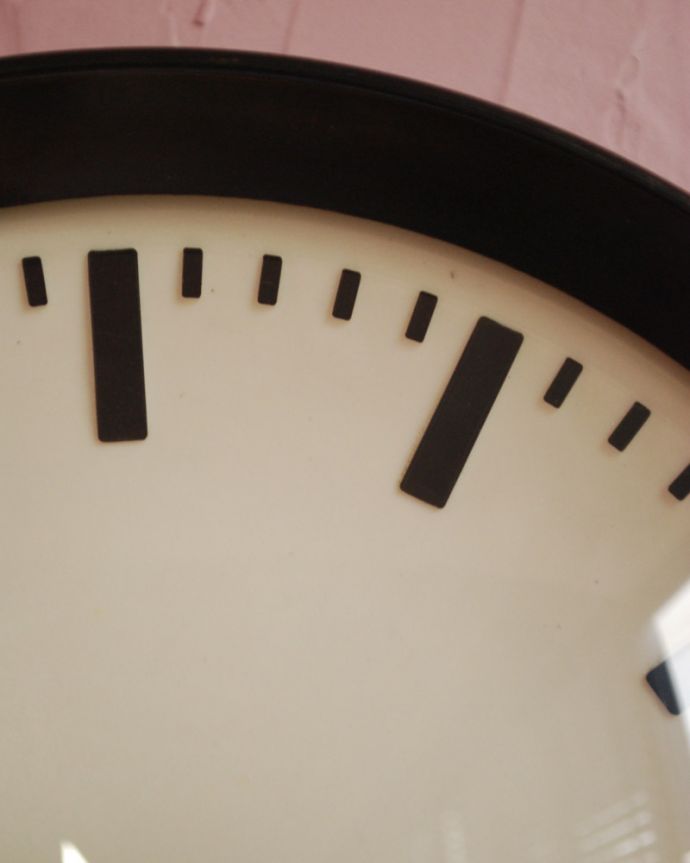 インダストリアルなアンティーク壁掛け時計（ブラック）、Pragotron