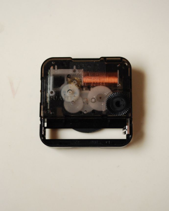 インダストリアルなアンティーク壁掛け時計（ブラック）、Pragotron