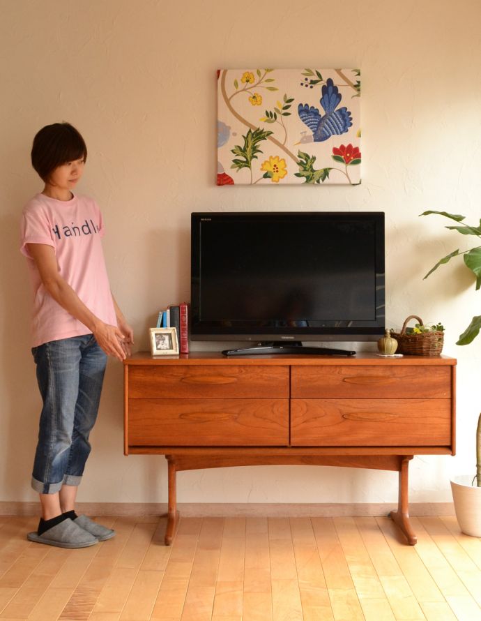 アンティークのチェスト　アンティーク家具　Austin Suite社製のヴィンテージ家具、４杯引き出しのサイドボードチェスト。スッキリとかっこいいデザインが特徴のサイドボード。(x-742-f-1)