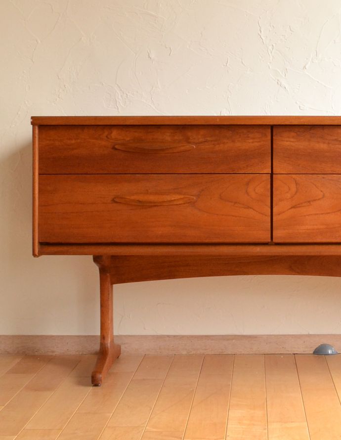 アンティークのチェスト　アンティーク家具　Austin Suite社製のヴィンテージ家具、４杯引き出しのサイドボードチェスト。チーク材の繊細な木目が美しいです。(x-742-f-1)