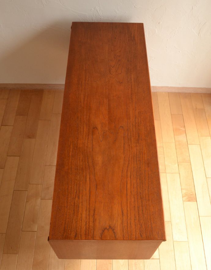 アンティークのチェスト　アンティーク家具　Austin Suite社製のヴィンテージ家具、４杯引き出しのサイドボードチェスト。天板もキレイに塗装を仕上げました。(x-742-f-1)