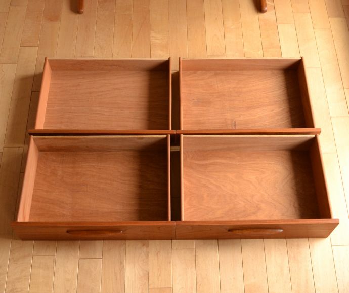 アンティークのチェスト　アンティーク家具　Austin Suite社製のヴィンテージ家具、４杯引き出しのサイドボードチェスト。引き出しがあるので細かいものもしまえます。(x-742-f-1)