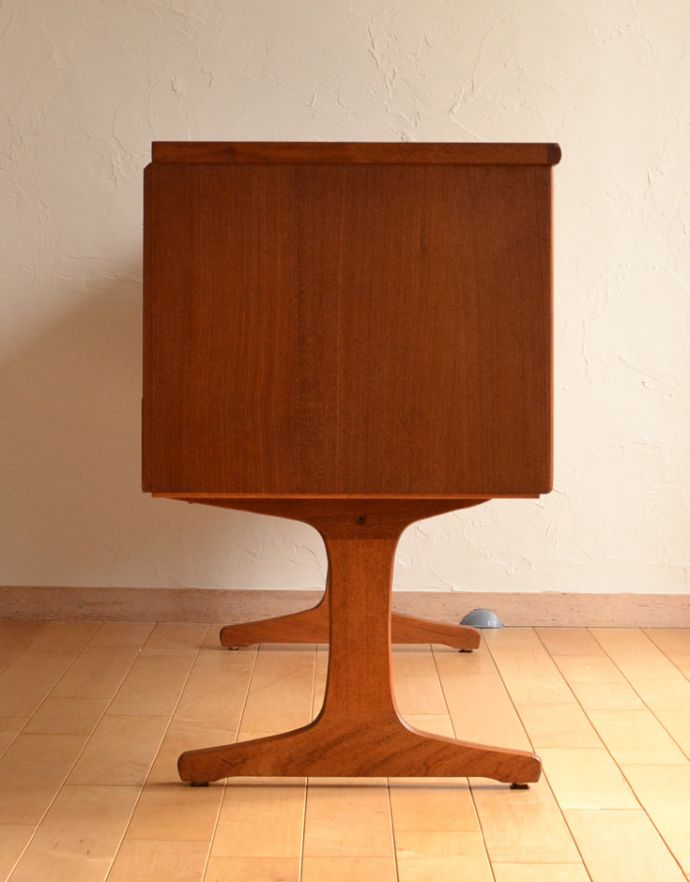 アンティークのチェスト　アンティーク家具　Austin Suite社製のヴィンテージ家具、４杯引き出しのサイドボードチェスト。サイドから見てもキレイな状態です。(x-742-f-1)