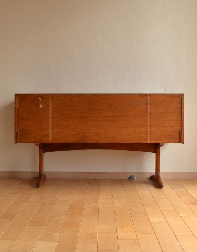 アンティークのチェスト　アンティーク家具　Austin Suite社製のヴィンテージ家具、４杯引き出しのサイドボードチェスト。きちんとメンテナンスしてあるので、裏側もキレイです。(x-742-f-1)