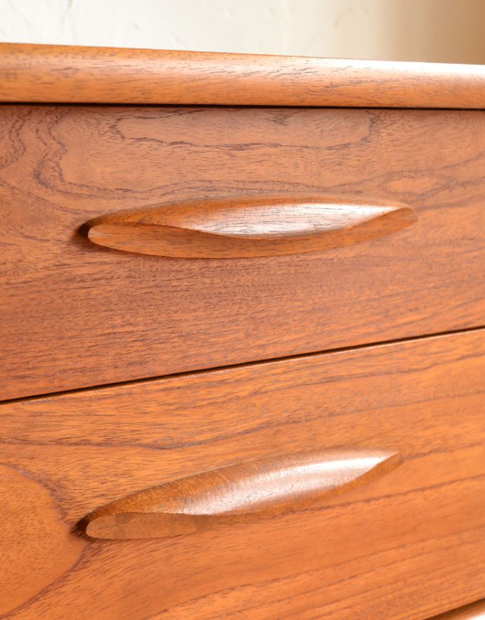 アンティークのチェスト　アンティーク家具　Austin Suite社製のヴィンテージ家具、４杯引き出しのサイドボードチェスト。シンプルでカッコいい取っ手。(x-742-f-1)