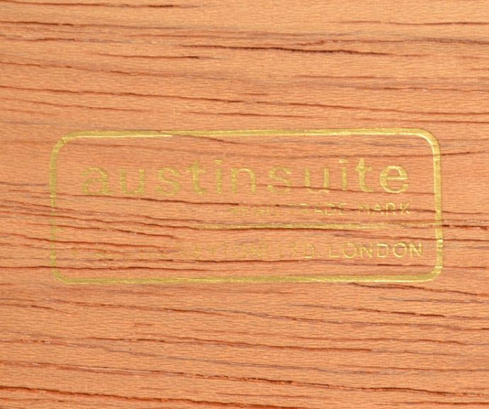 アンティークのチェスト　アンティーク家具　Austin Suite社製のヴィンテージ家具、４杯引き出しのサイドボードチェスト。「AUSTIN SUITE」社の刻印が、引き出しの中にキレイに残っていました。(x-742-f-1)